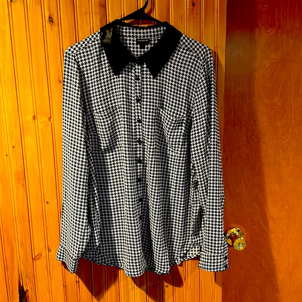 Black and white houndstooth blouse with faux leather collar and buttons size 1X